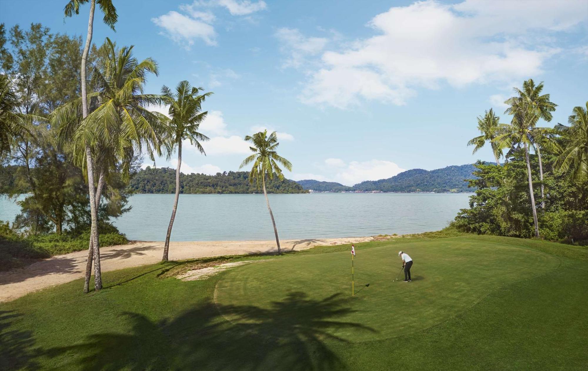 Doubletree By Hilton Damai Laut Hotell Lumut Exteriör bild