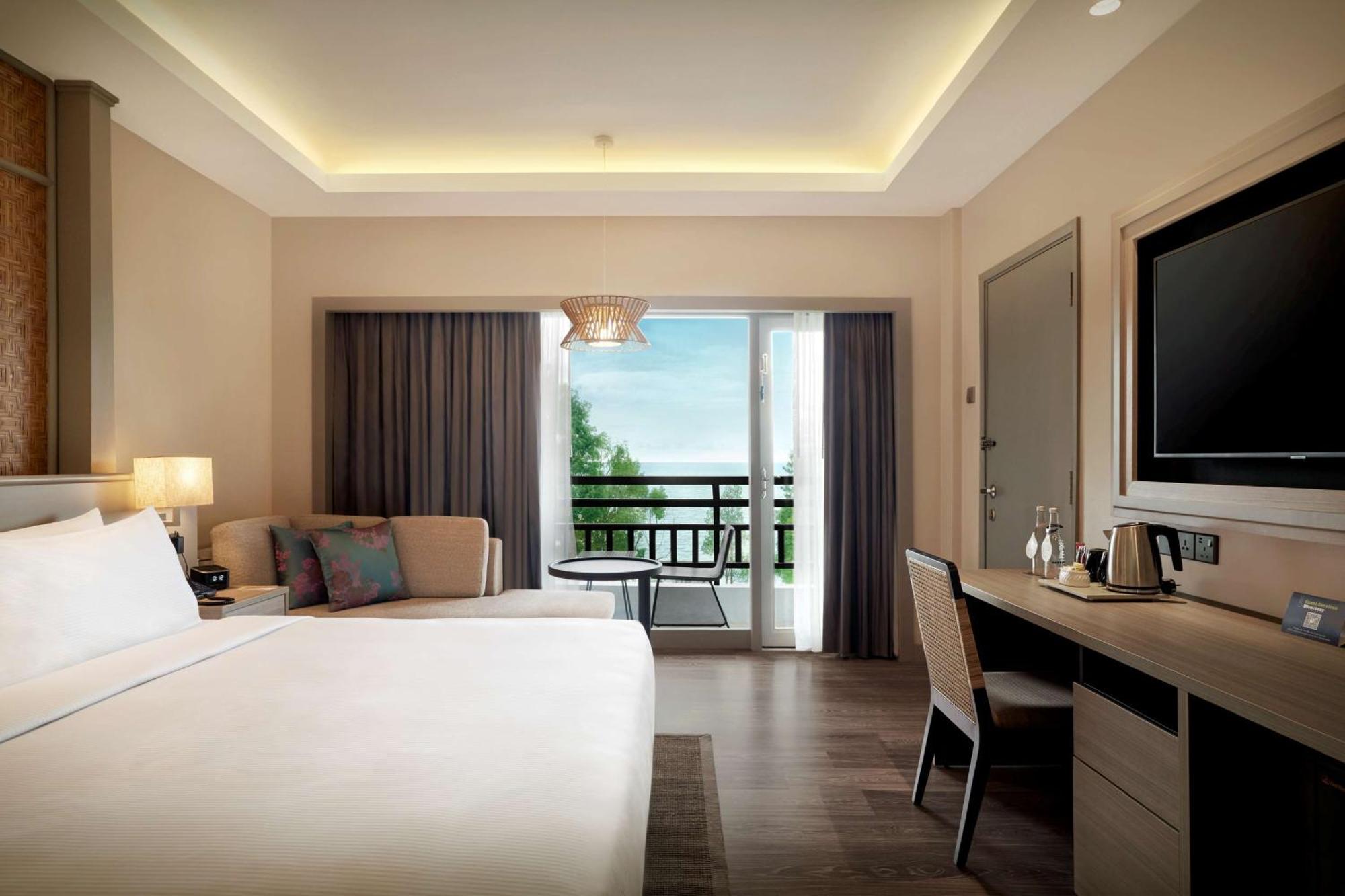 Doubletree By Hilton Damai Laut Hotell Lumut Exteriör bild