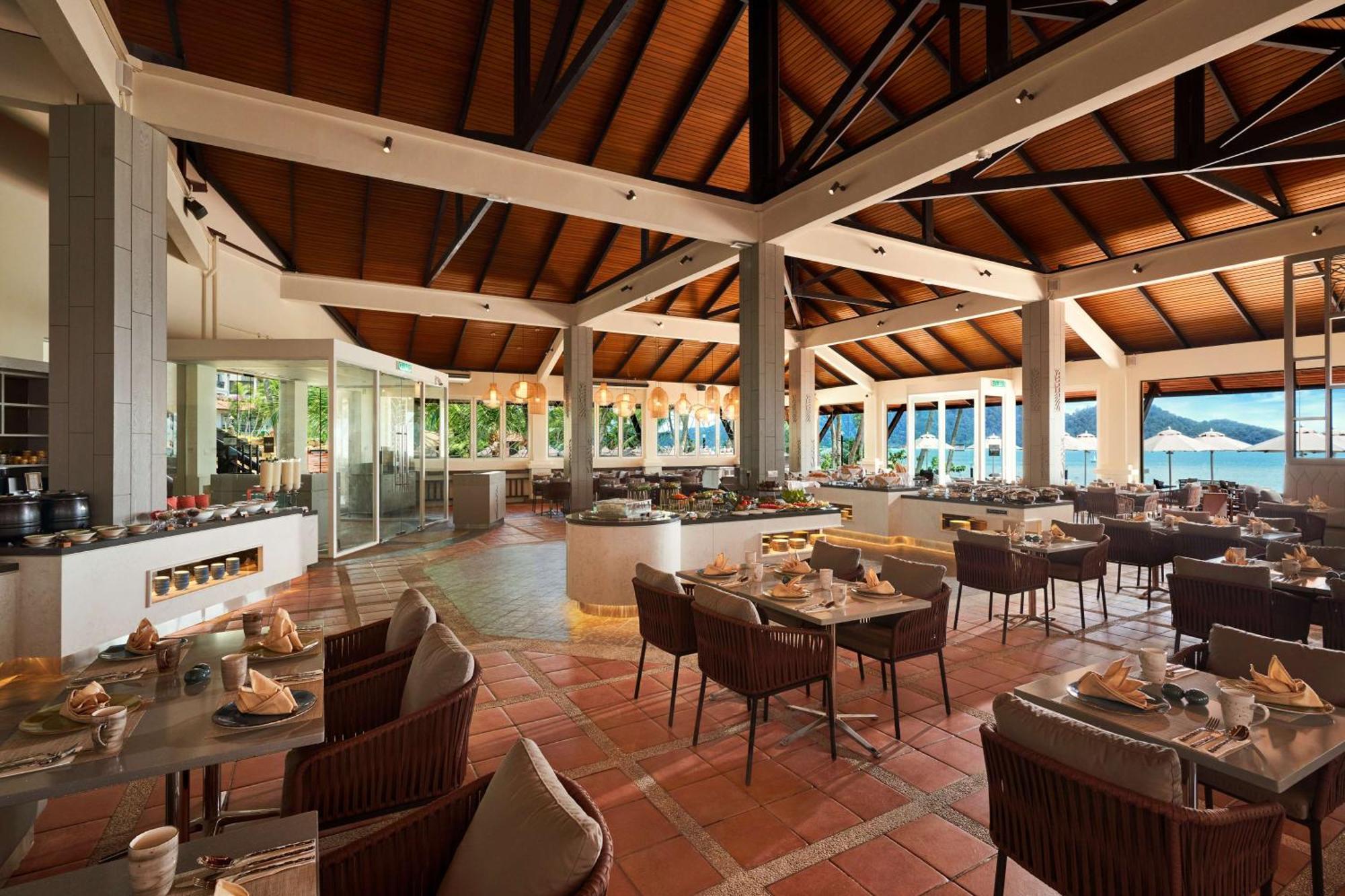 Doubletree By Hilton Damai Laut Hotell Lumut Exteriör bild