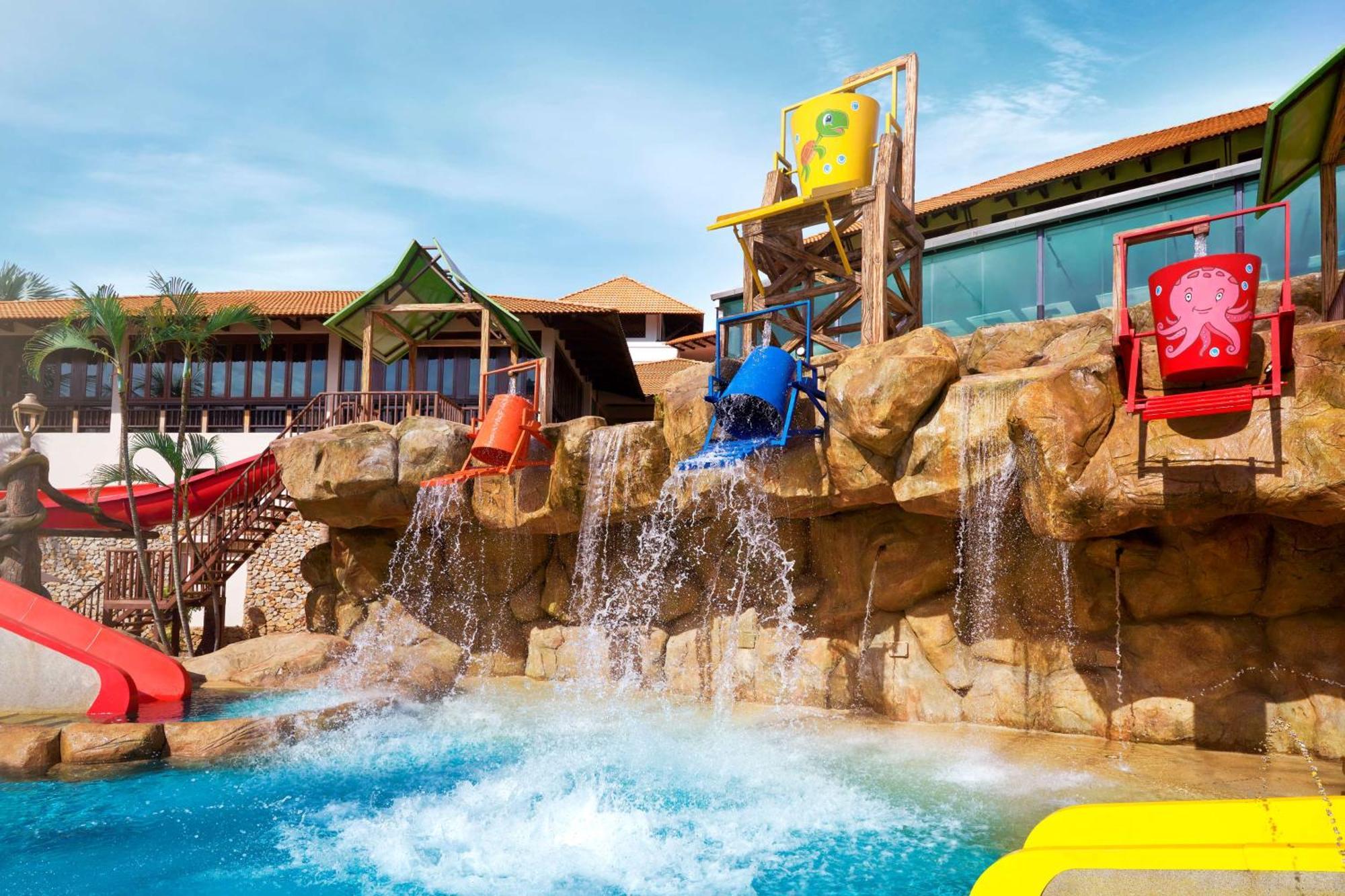 Doubletree By Hilton Damai Laut Hotell Lumut Exteriör bild